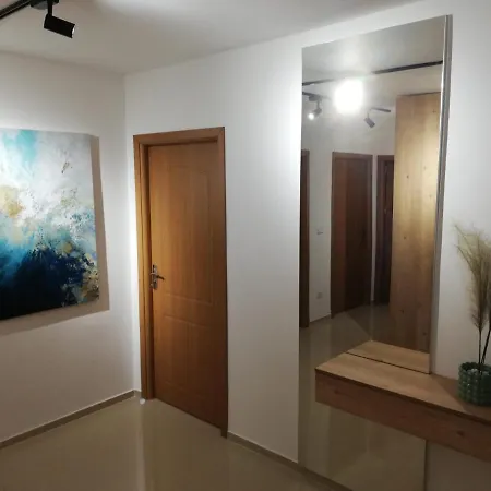 Appartement 2 Bedroom Ap. With Free Parking. *