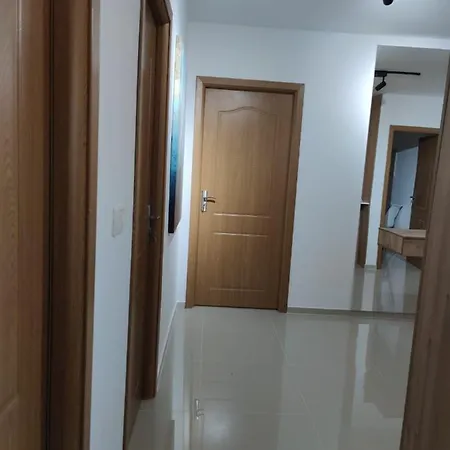 2 Bedroom Ap. With Free Parking. Appartement