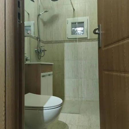 2 Bedroom Ap. With Free Parking. Appartement